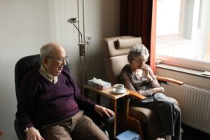 Personnes âgées assises dans une maison de retraite