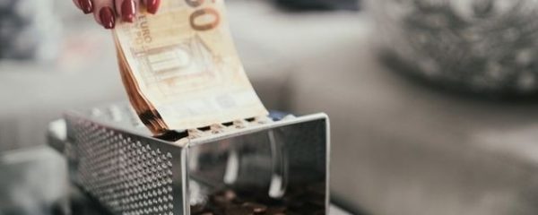 Une caissière manipulant des billets d'euro à Nuremberg en Allemagne
