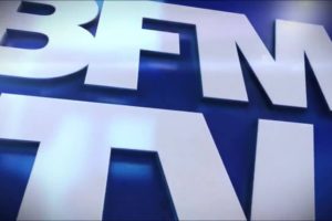 Un écran avec le logo de BFMTV, chaîne d'Altice