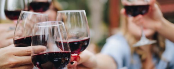 Des personnes levant une coupe de vin