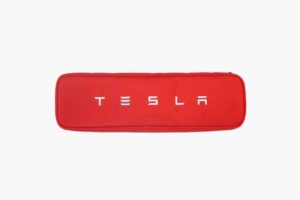 Le Logo de Tesla sur fond rouge.
